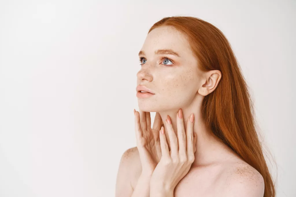 <a href="https://www.magnific.com/ru/free-photo/close-up-young-woman-with-long-ginger-hair-standing-profile-looking-up-with-blue-eyes-standing-naked-with-pale-smooth-skin_21000248.htm">Изображение от cookie_studio на Magnific</a>